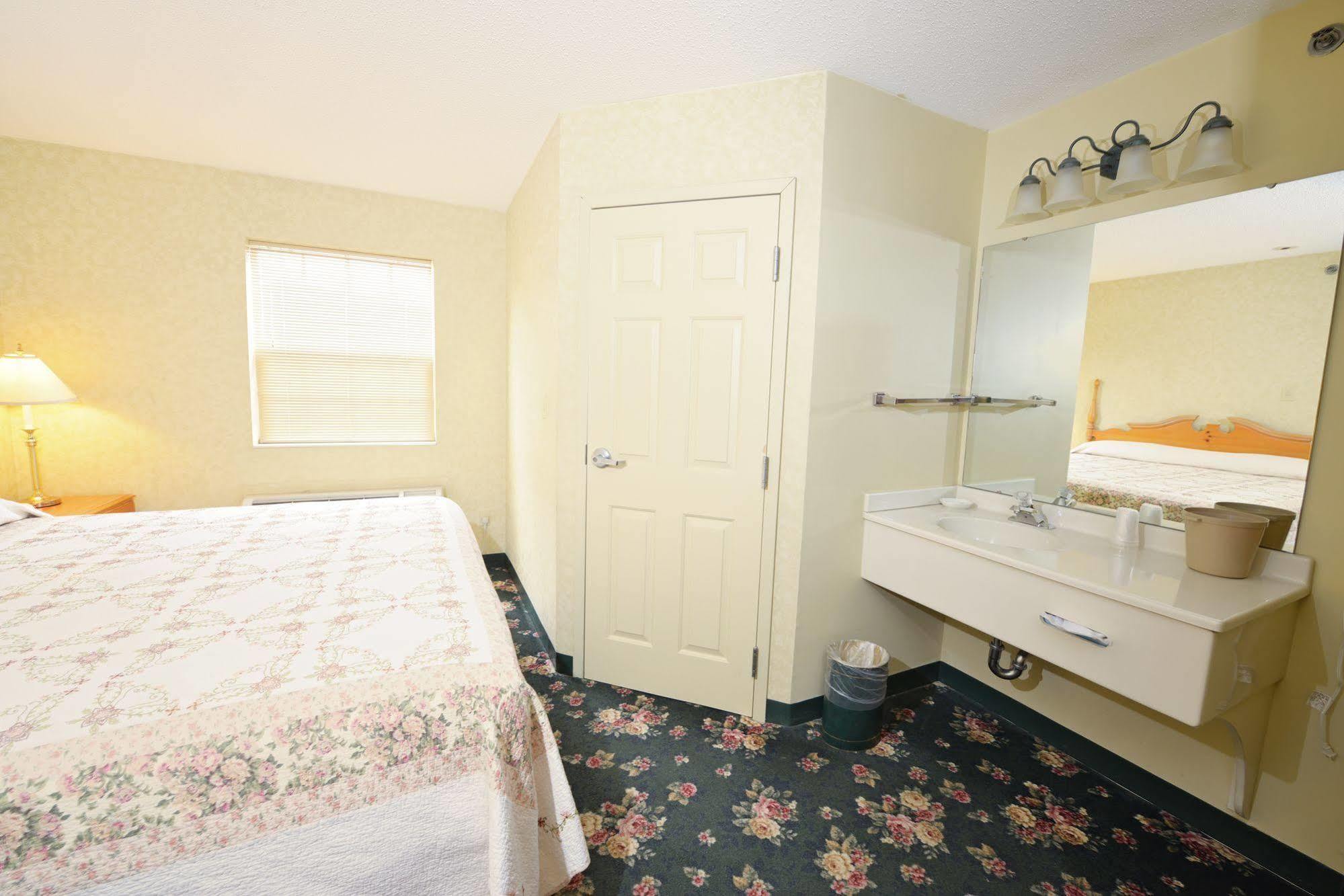 Ourguest Inn & Suites Downtown بورت كلينتون المظهر الخارجي الصورة