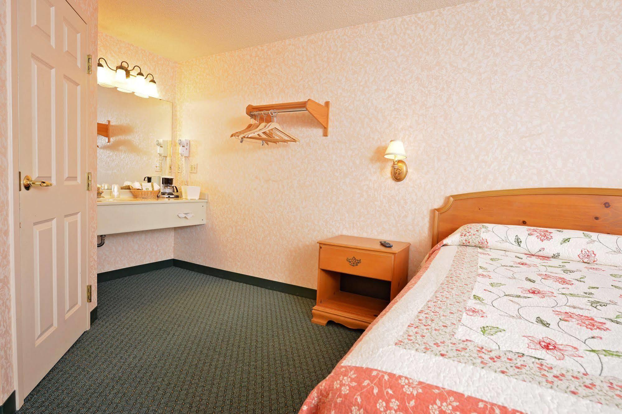 Ourguest Inn & Suites Downtown بورت كلينتون المظهر الخارجي الصورة