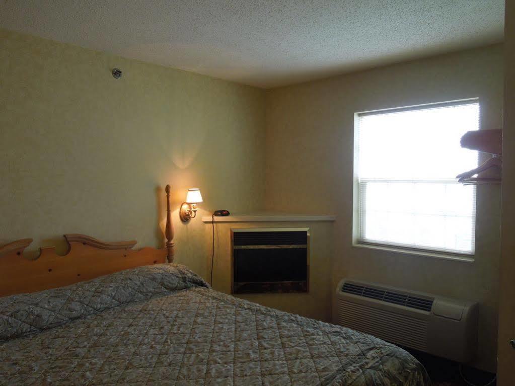Ourguest Inn & Suites Downtown بورت كلينتون المظهر الخارجي الصورة