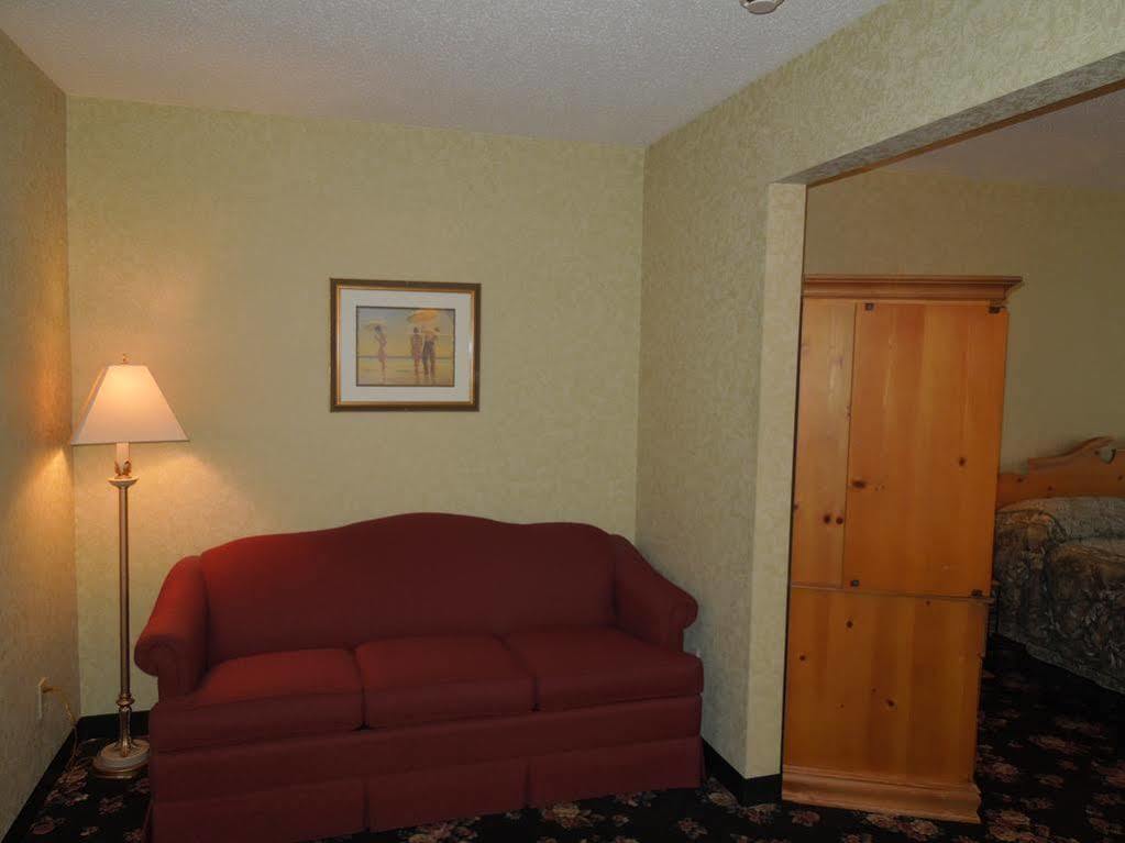 Ourguest Inn & Suites Downtown بورت كلينتون المظهر الخارجي الصورة