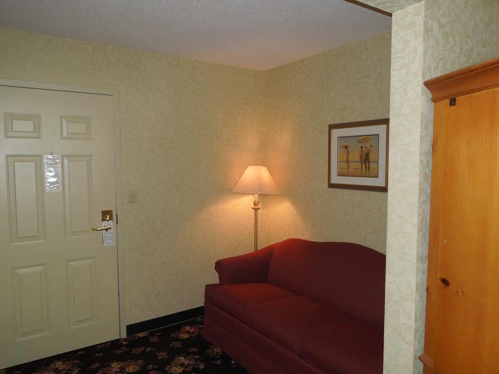 Ourguest Inn & Suites Downtown بورت كلينتون المظهر الخارجي الصورة